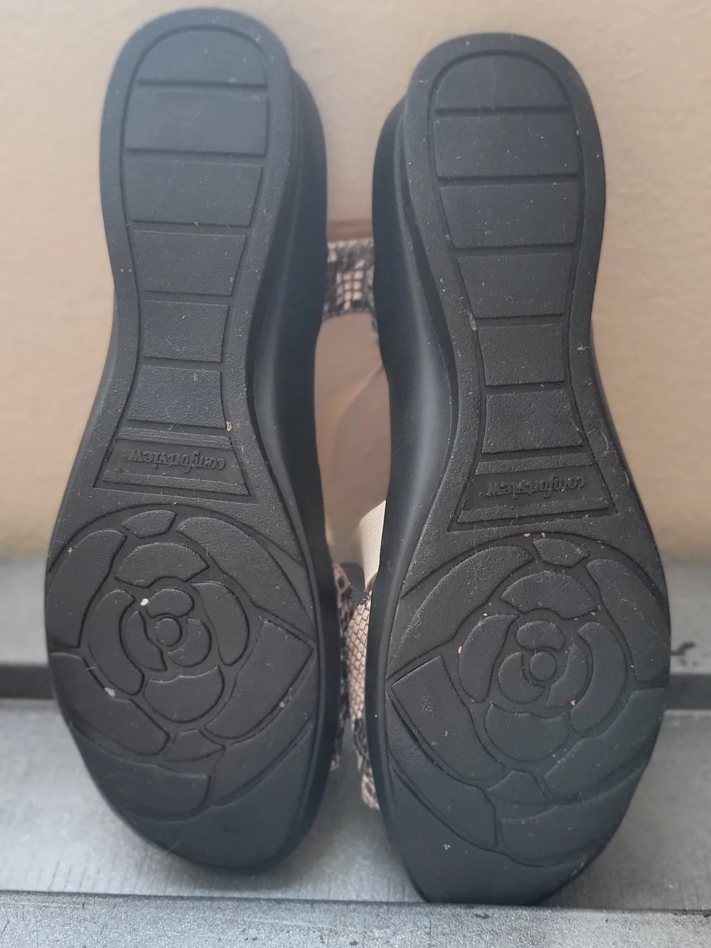 Women's Neutral Snake-Print Elastic Strap Comfortview Sandals Sz 11